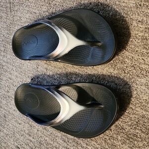 NWOT Oofos OOlala Luxe FlipFlops - size W8